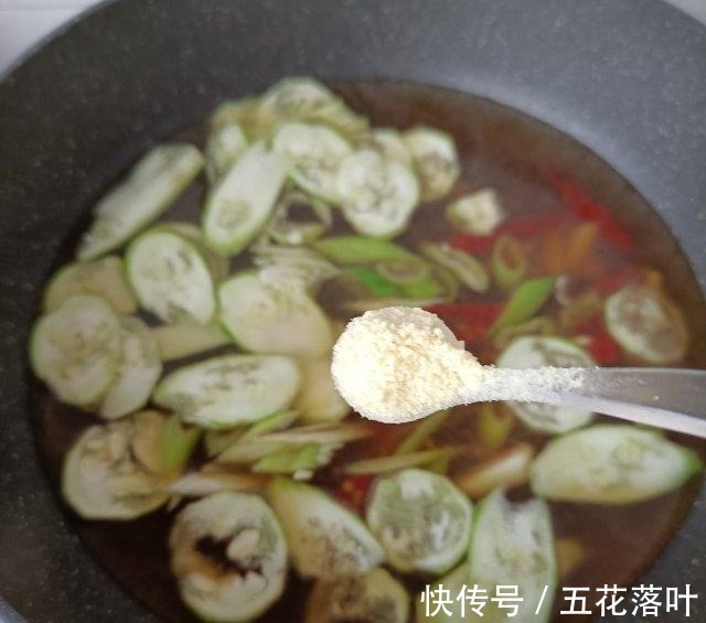 红油|红油猪肝面，香辣过瘾，顺滑爽口！