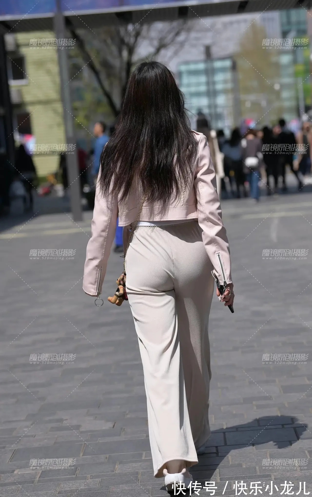 系带 白色T恤外搭粉色小风衣，搭配系带直筒裤，时髦帅气又舒适修身