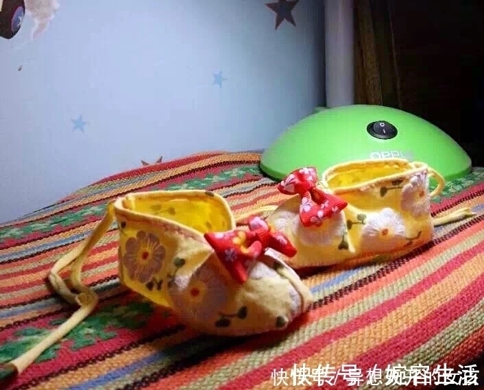 用女儿的旧衣服给她做的小鞋子，适合在家里穿