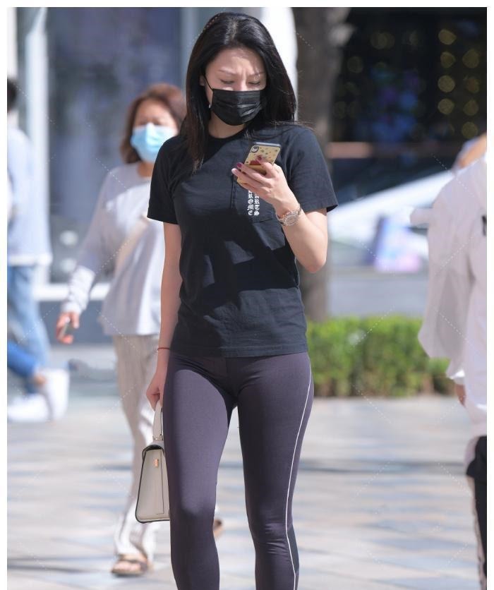 小肚子 浅蓝色款式的修身运动裤, 胜在色调清新接地气, 整个人更富亲和力