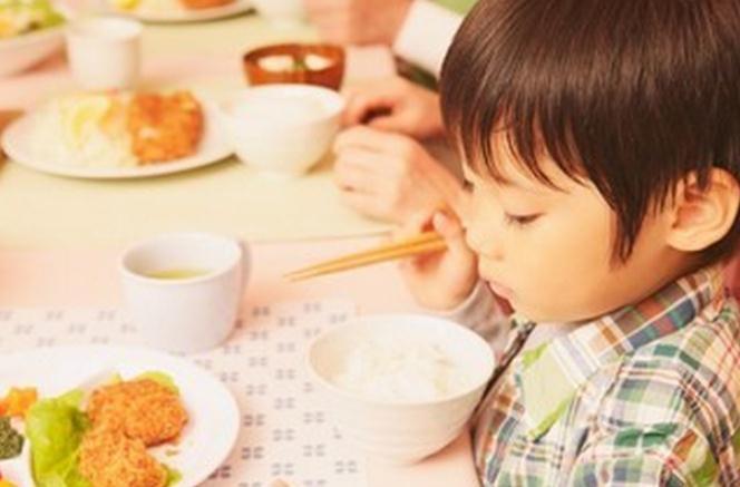 积食|孩子积食要不要饿一饿?家长记住3点做法,避免孩子积食,少生病