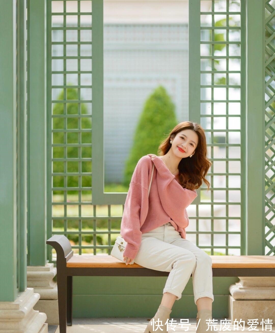 姐妹 冬天就适合穿“粉色毛衣”,保暖温柔又有格调,清新减龄又显气质