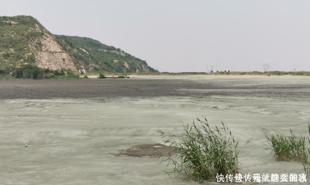 黑铁山东麓有个干涸的水库，不知做什么用只剩芦苇在风中摇曳