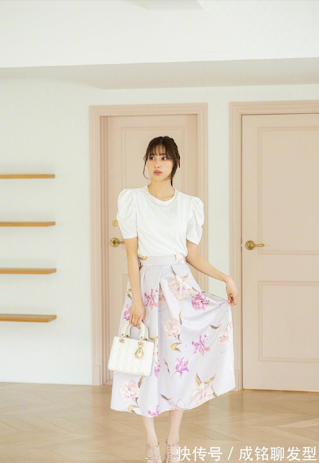 夏日|女人不管多大年纪，穿“半身裙”多配这几类上衣，温柔端庄有气质