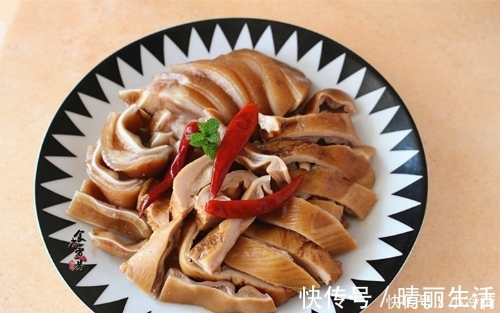 做卤味，卤水配料很重要，配方收起来，越卤越香，拿黄金都不换