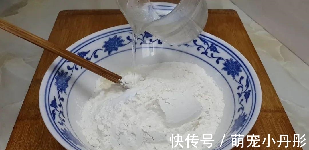 面粉|面粉这做法太香了，开水一烫，焦脆又空心，比油饼鸡蛋饼好吃几十倍