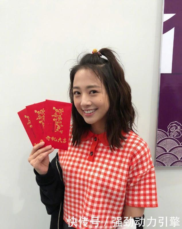 气质|鬼鬼也太可爱了,红色复古小衫配“樱桃辫”,气质不像30多的人