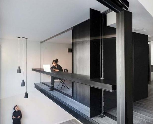 隔板|买复式二楼不装玻璃护栏，横着装一排隔板，既是书桌也能保证安全