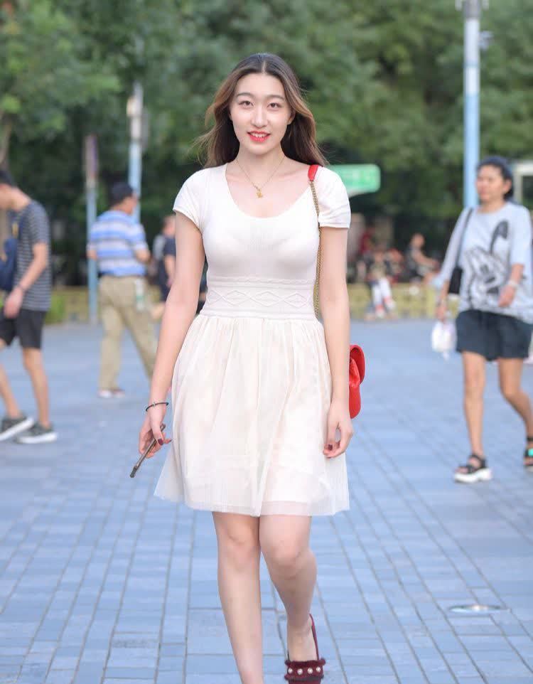 一条红色吊带连衣裙, 尽显阿娜身姿