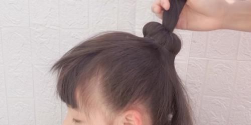 小女孩|小女孩长发这样扎丸子头太好看了,灯笼丸子头