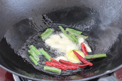  比黄焖鸡还好吃的辣炒鸡块，麻辣鲜香肉质不柴不硬，就是太费米饭