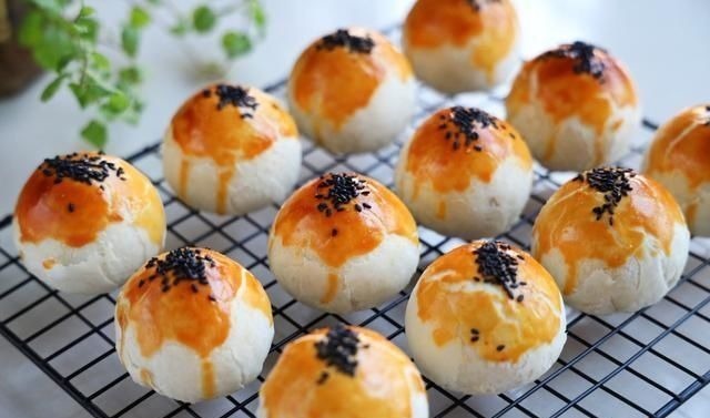 外面一个要8块钱,自己在家做好吃无添加,咬一口酥得掉渣,太香