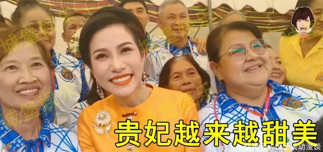 起身|35岁诗妮娜模仿清宫娘娘,起身还要搭侍女的手,太把自己当回事了