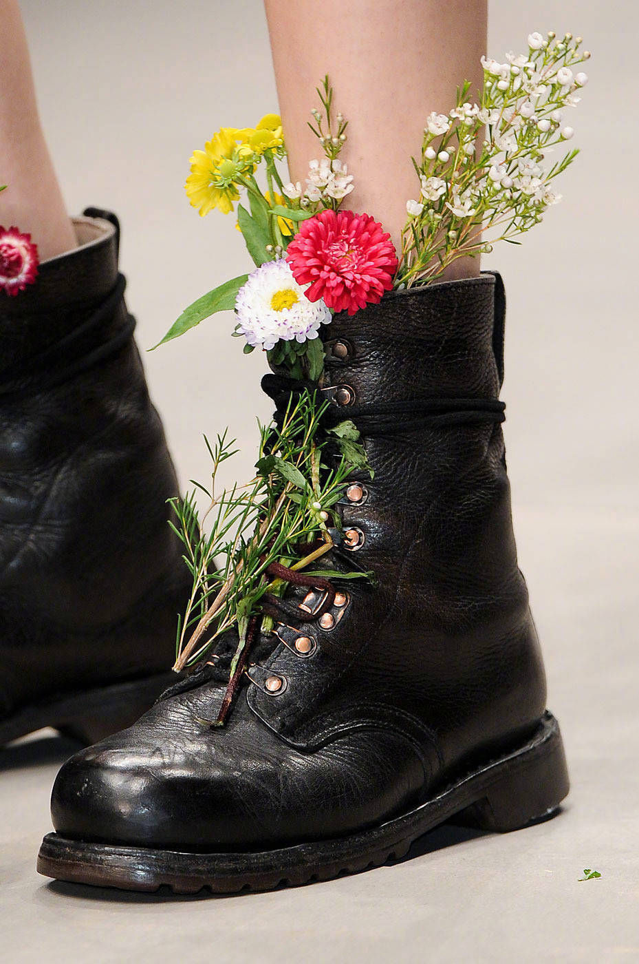 马丁靴新穿法,步步生花的田园浪漫|上游时尚| 马丁靴