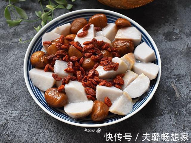 剁椒蒸芋头|秋天,遇到这食材必买3斤,便宜又营养,蒸一蒸清爽健康又好吃