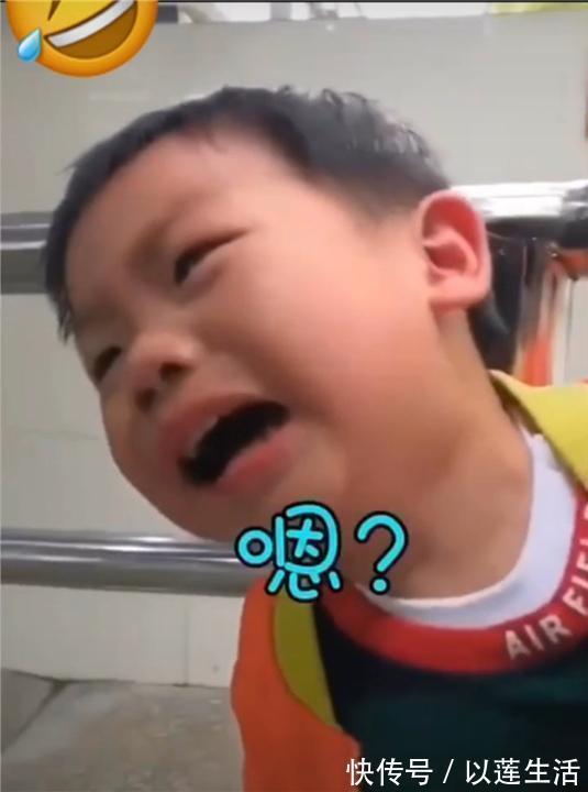 父子俩|“爸爸,我卡住了”,萌娃卡栏杆大哭,父子俩对话笑翻网友