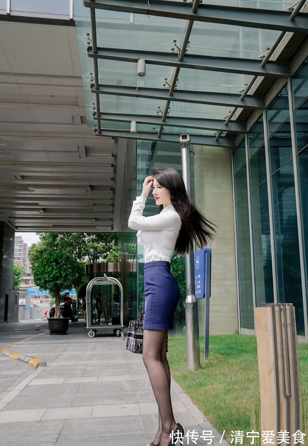 高跟鞋 潮流穿搭:白色衬衫搭配蓝色高腰短裙