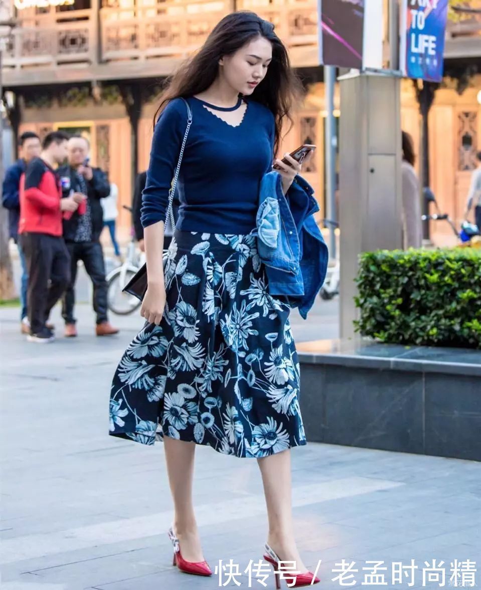 印花|街拍:秋日优雅风穿搭,牛仔外套+印花半身裙搭配,简单好搭又很应季