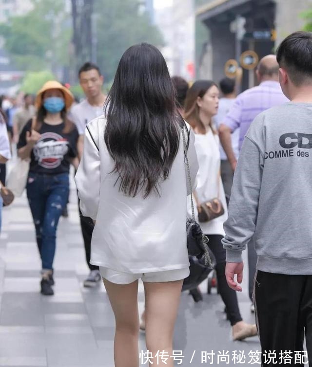 衬衫 美女“睡衣式”衬衫上街,搭配白色短裤,显瘦又时尚!