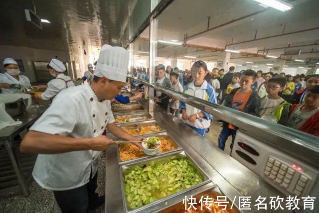 手抖|大学食堂为什么倒掉饭菜，也不愿给学生多盛点?食堂阿姨说出原因