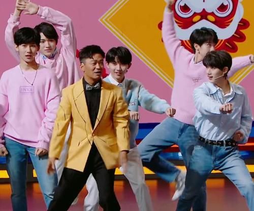 丁程鑫后背抱华晨宇，镜头拍到手上动作，完美诠释当爸和单身的区别