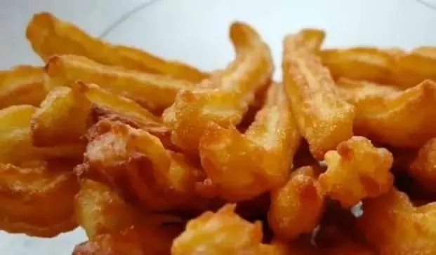 这油条不加添加剂,不揉面不发面,酥嫩可口,20分钟就可以做一锅