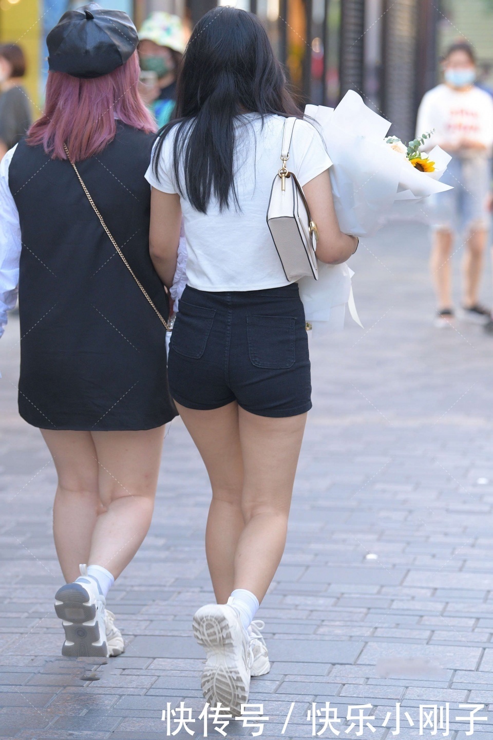 运动鞋|鲜花点缀穿搭,白色T恤搭配黑色裤子,既温柔又浪漫