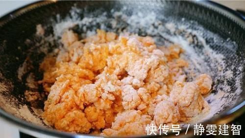 红薯别煮着吃了,加碗面粉烫一烫,不用油炸就酥脆,咬一口还流沙