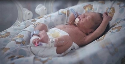 孩子|孩子出生一个月不幸夭折,手里紧紧握着的东西,让人们看了···