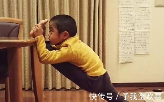 李小龙|他是最强壮的日本男孩，3岁模仿李小龙走红，10年过去练成怎么样