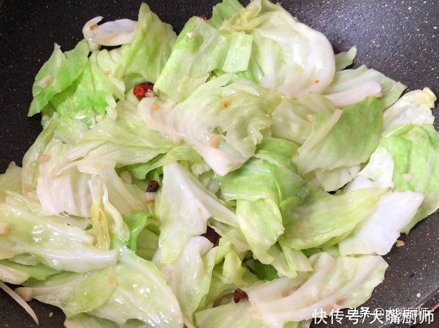 叶子|为啥饭店里的手撕包菜又香又脆？学会几个技巧，在家也能做得好吃