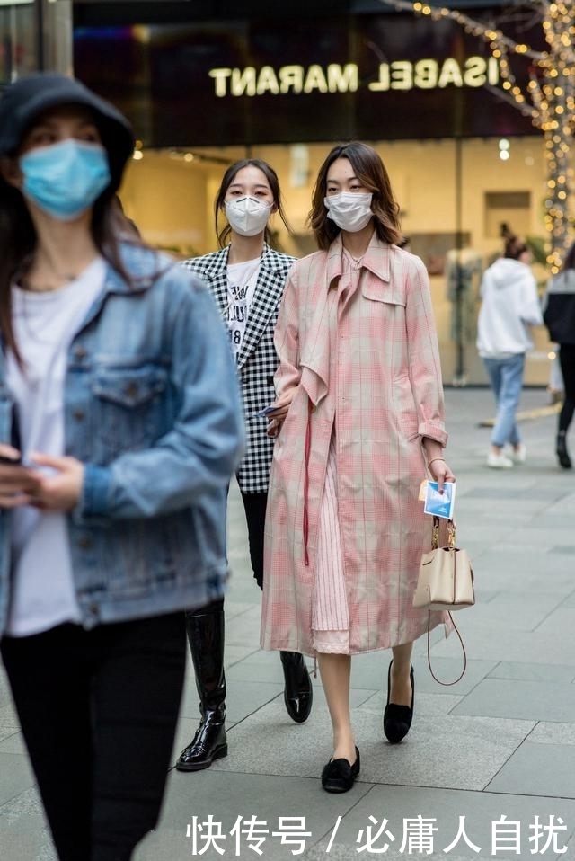 姑娘搭配一款深色的印花小衫,优雅大气