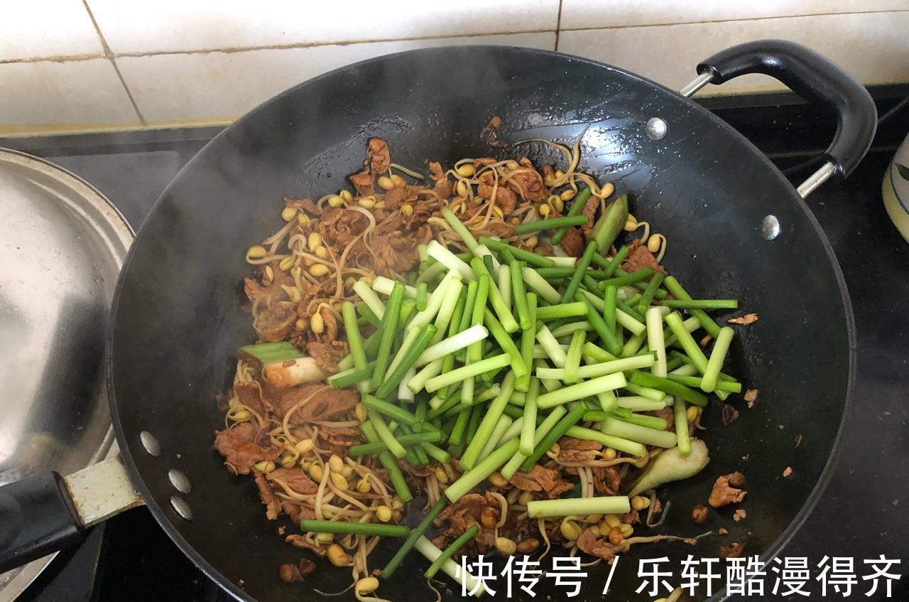 蒜苔|自制蒜台肉片焖面,做法简单,鲜美可口,大人孩子都爱吃