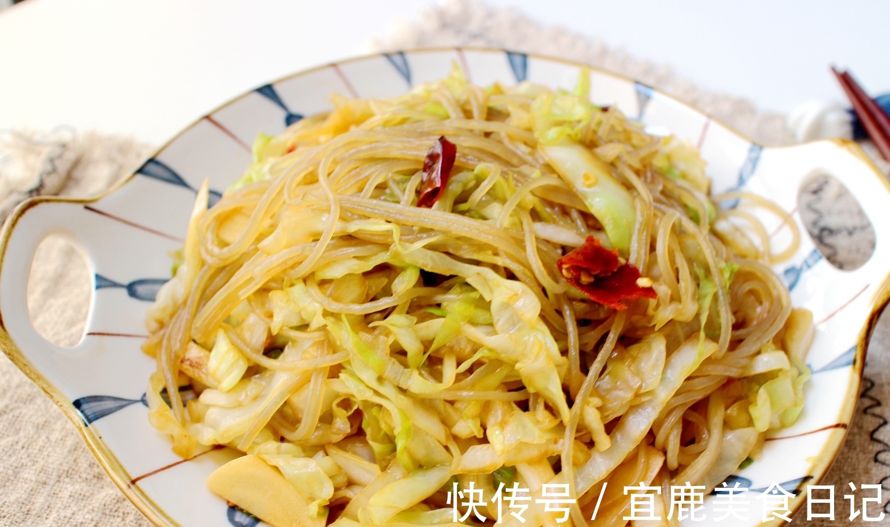 包菜炒粉丝|夏天，宁可不吃肉也要吃这菜，三两下炒一锅，不放肉却比肉香