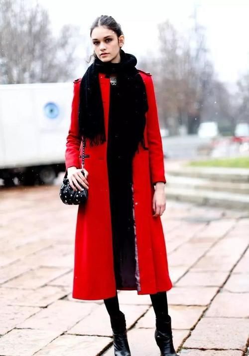 真正优雅精致的女人，穿大衣都不配小白鞋了，搭“裸靴”更合拍！