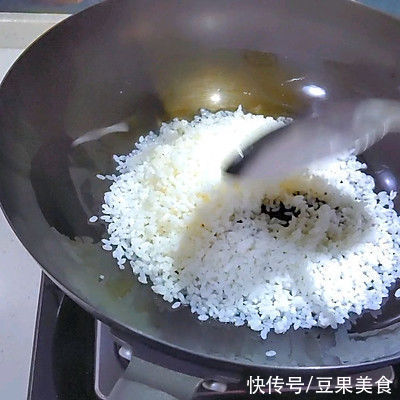 芝士黄金炒饭这样做实在太美味，碗盘都要舔干净