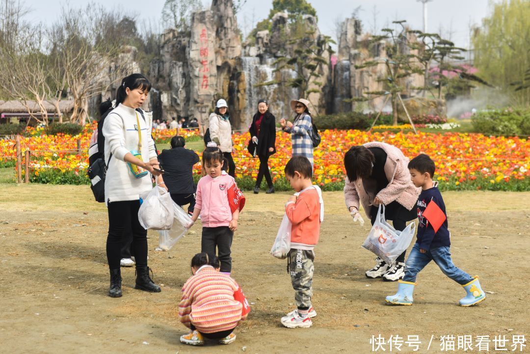 让美景常驻 文明你我他 秀丽东方小小巡查员成景区最亮眼风景线