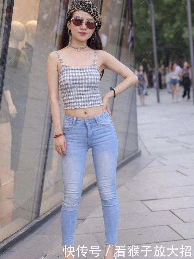 小姐姐露脐装搭配修身牛仔裤,青春靓丽,时尚感满分