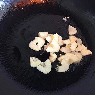 一日三餐|好吃又营养的秋葵炒香菇