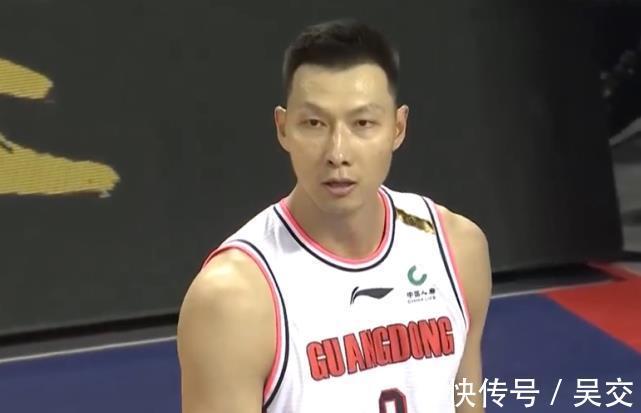 四川队|110-76!CBA无悬念一战!卫冕冠军4连胜走出低谷,朱芳雨场边犯困