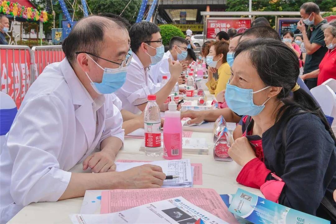 西南医科大学|点赞！医学大咖“坐镇” 西南医大附院把医院“搬”到了商场