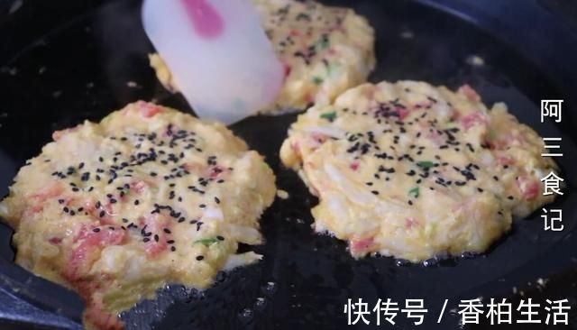 白菜别再炖了，加1碗玉米面，教你新做法，营养又解馋，比肉还香