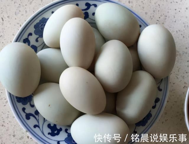 流油|怎样腌咸鸭蛋才好吃？大厨教我懒人做法，30天个个流油还起沙