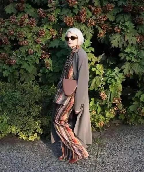 年纪大要学会优雅，看日本老太太时髦穿搭，每一套都是借鉴模板穿搭技巧＂奶奶辈＂的搭配模板