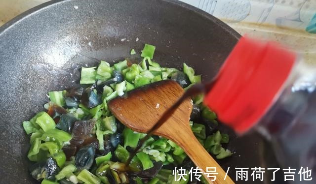 凉拌|皮蛋别只会凉拌了，试试这样做着吃，口感Q弹，开胃又下饭！