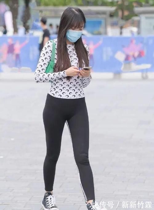 打底衫 连体衣想要穿出时尚的感觉,除了要注意颜色,还应该注意款式