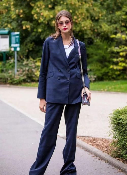 女人穿阔腿裤时,尽量少搭这3双鞋,换上另外几款,时髦又显高