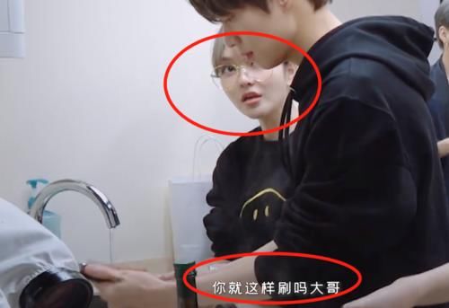 魏大勋主动洗筷子，他的“搓法”引热议，周扬青都看不下去了