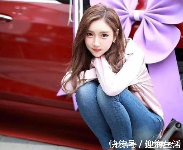 大长腿|美女穿搭：小姐姐爱穿紧身牛仔裤，秀出完美曲线，轻灵而浪漫