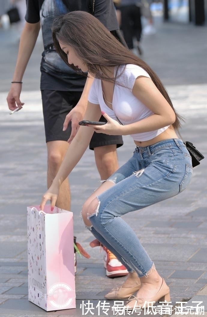 成熟|街拍:牛仔裤的穿搭,将成熟的韵味展现出来!